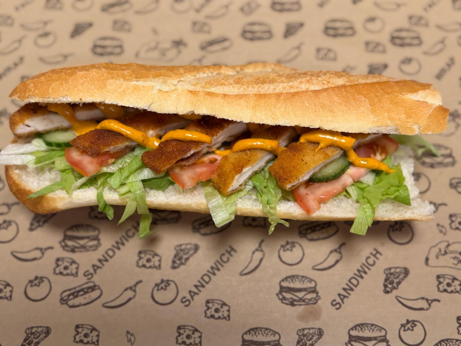Sandwich Suprême HoneyRock au poulet pané, sauce andalouse et crudités